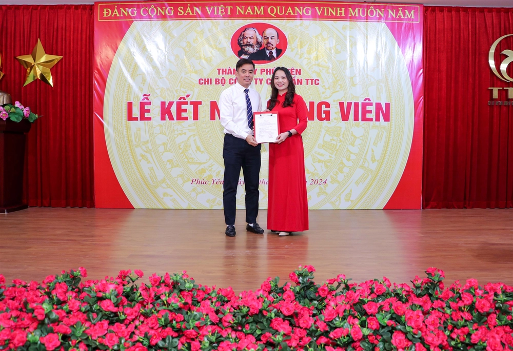 Đồng chí Lê Văn Ân – Bí thư Chi bộ Công ty Cổ phần TTC trao quyết định kết nạp Đảng cho đồng chí Đỗ Thị Nhài